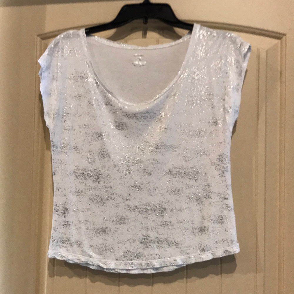 Jennifer Lopez silver and white T-shirt